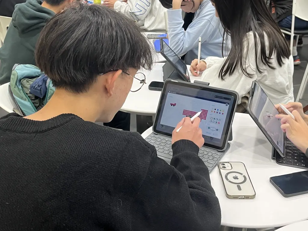 學生用 Apple Pencil 在 iPad 上設計像素造型