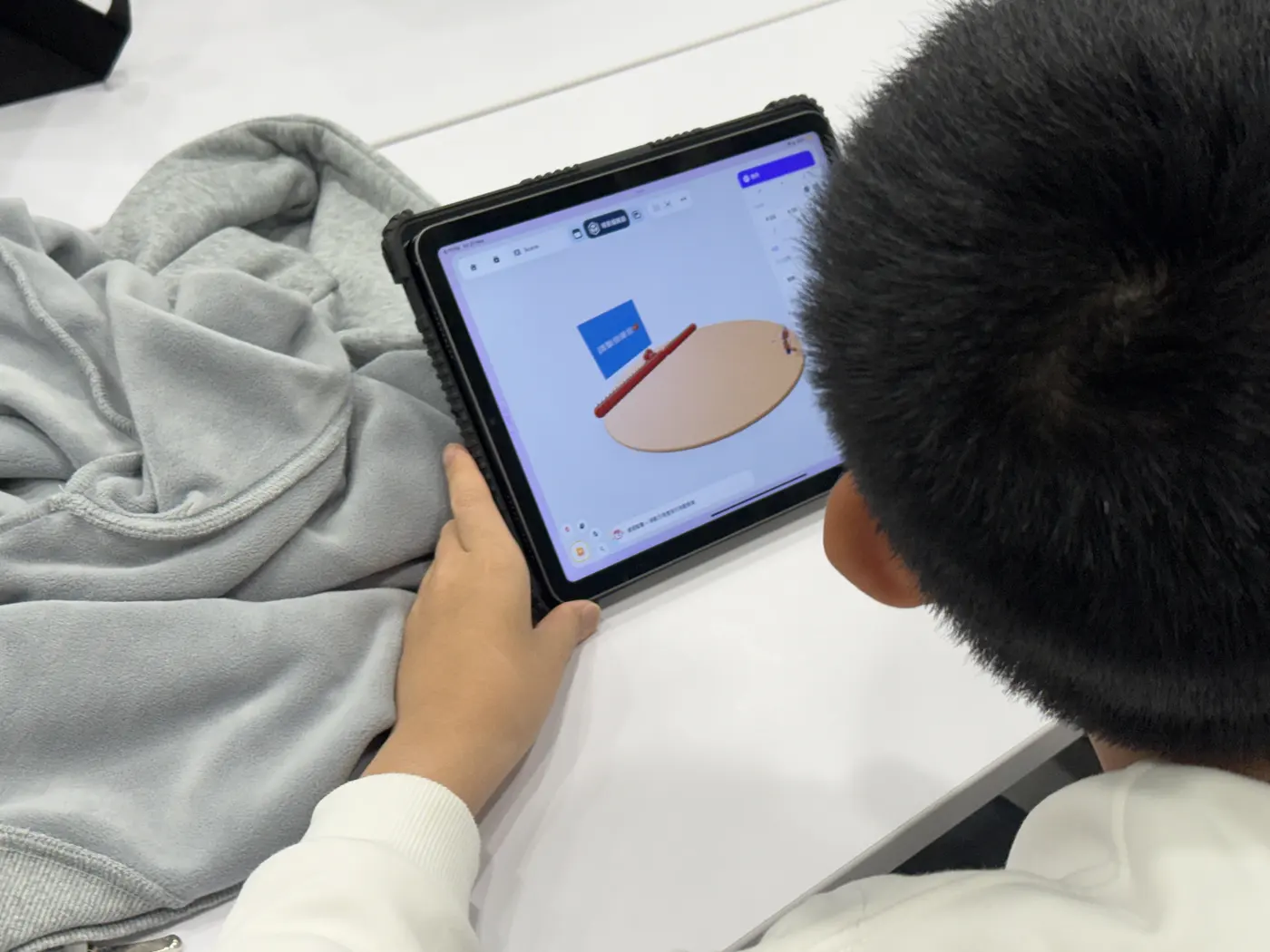 學生在 iPad 上為場景加入物件