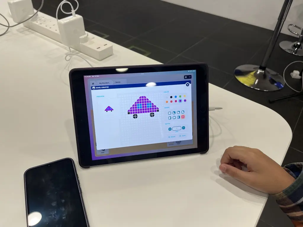 學生在 iPad 上用 Wonderland 的 Voxel Creator 設計造型