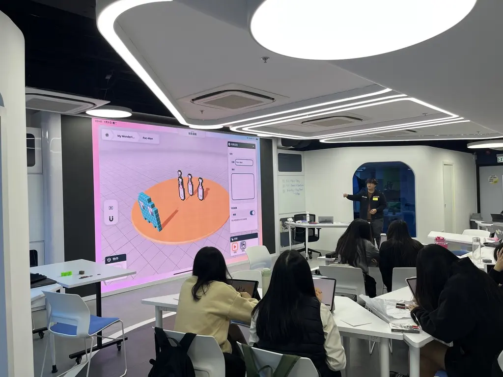 學生在到校工作坊跟隨大屏幕示範建立 3D 場景